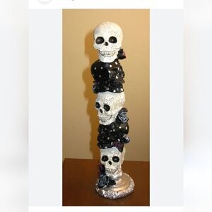 Rachael Ray 5 Stacked Skulls 17"
